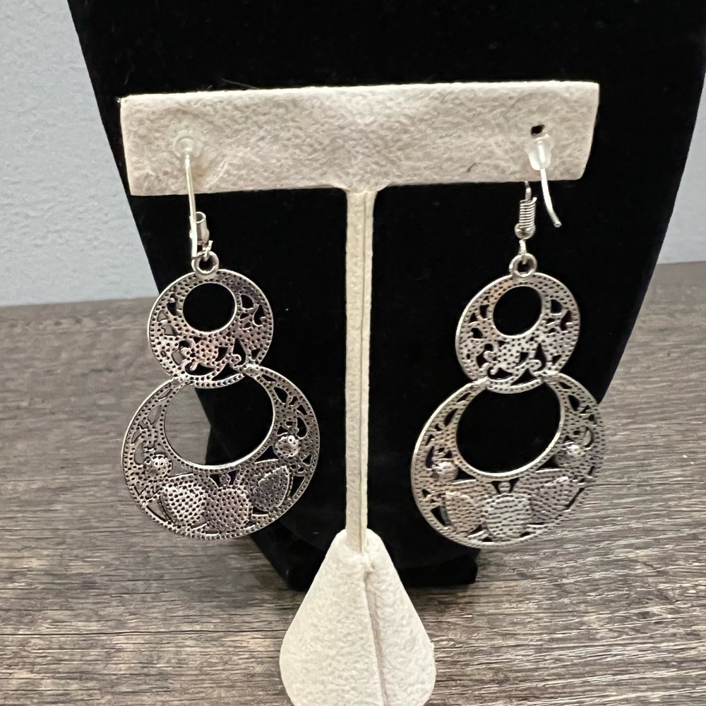 Elegant Silver and Blue Dangle pierced Earrings - Picture 2 of 3